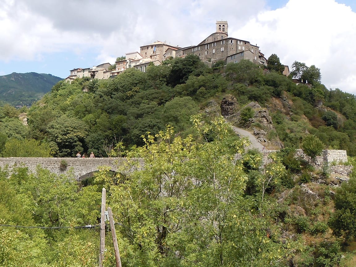 Le village d'Antraigues-sur-Volane perché au sommet de son rocher boisé