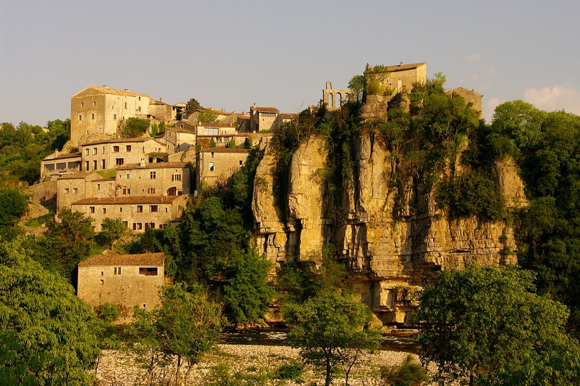 Le village de Balazuc perché sur sa falaise au-dessus de l'Ardèche