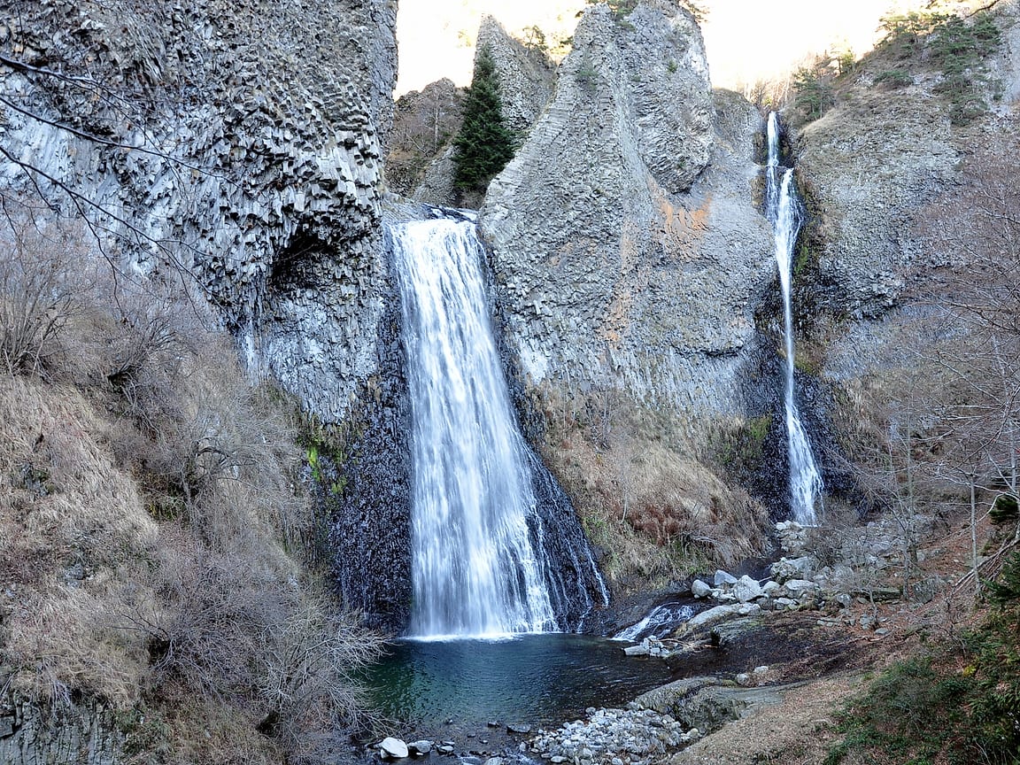 La cascade du Ray-Pic tombant en deux bras au milieu d'une paroi de basalte