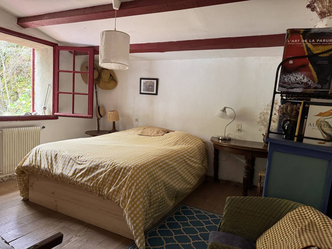 La chambre de gauche, avec vue sur la grande cour