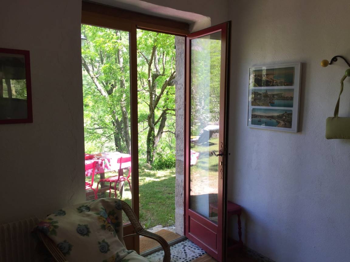 Une chambre dont la porte-fenêtre ouvre sur le jardin