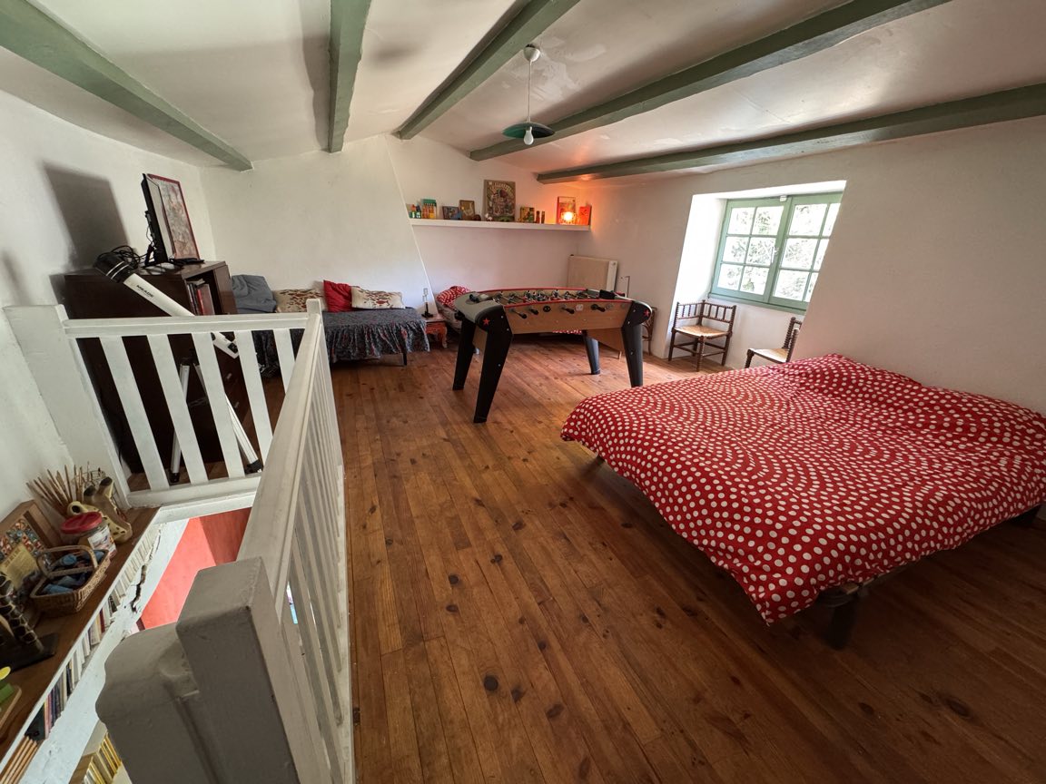 La chambre du haut, sous les poutres, avec son baby-foot