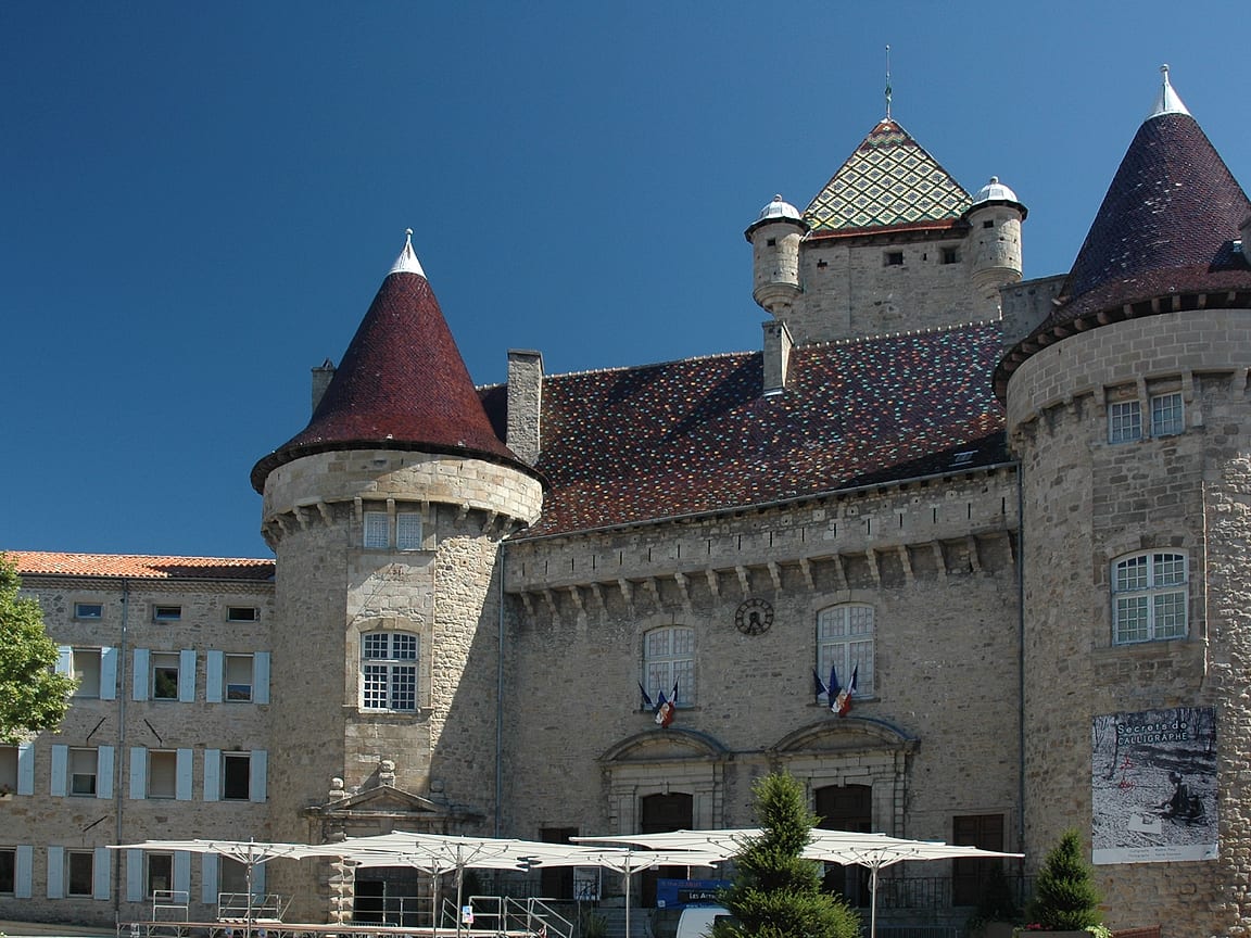 Le château d'Aubenas et ses tours à toits pointus, sur la place du centre ancien