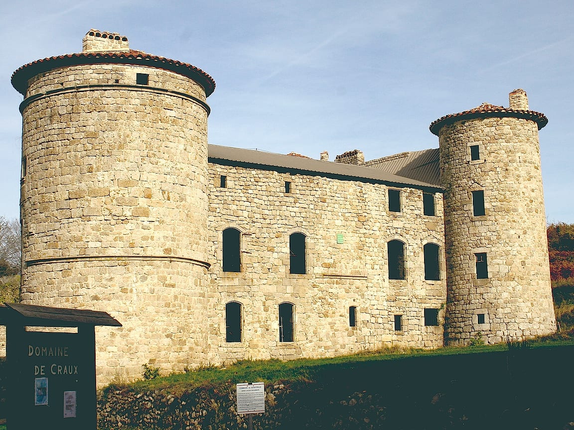 Le château de Craux et sa grosse tour ronde, à Genestelle