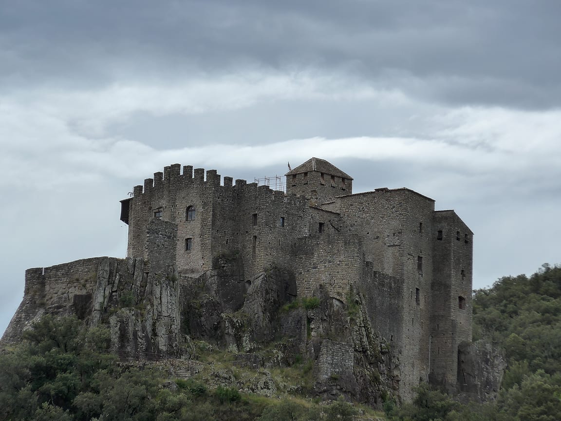 La forteresse de Ventadour dressée sur son éperon rocheux, à Meyras