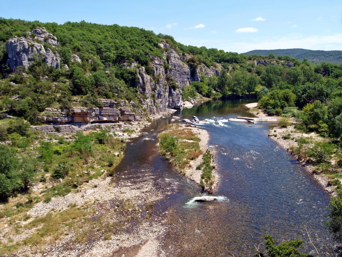 Les falaises calcaires du Cirque de Gens surplombant l'Ardèche, près de Ruoms
