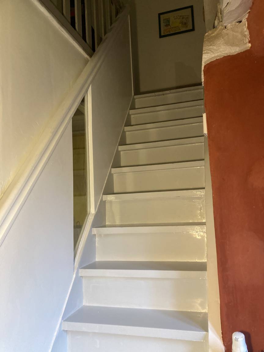 L'escalier de bois blanc menant à l'étage