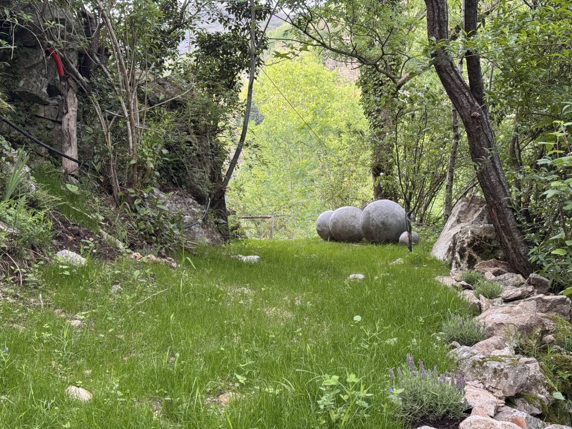 De grosses boules de béton servant de banc, au bout d'une clairière