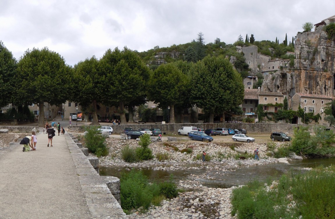 Les maisons de Labeaume construites à même la falaise, au bord de la Beaume