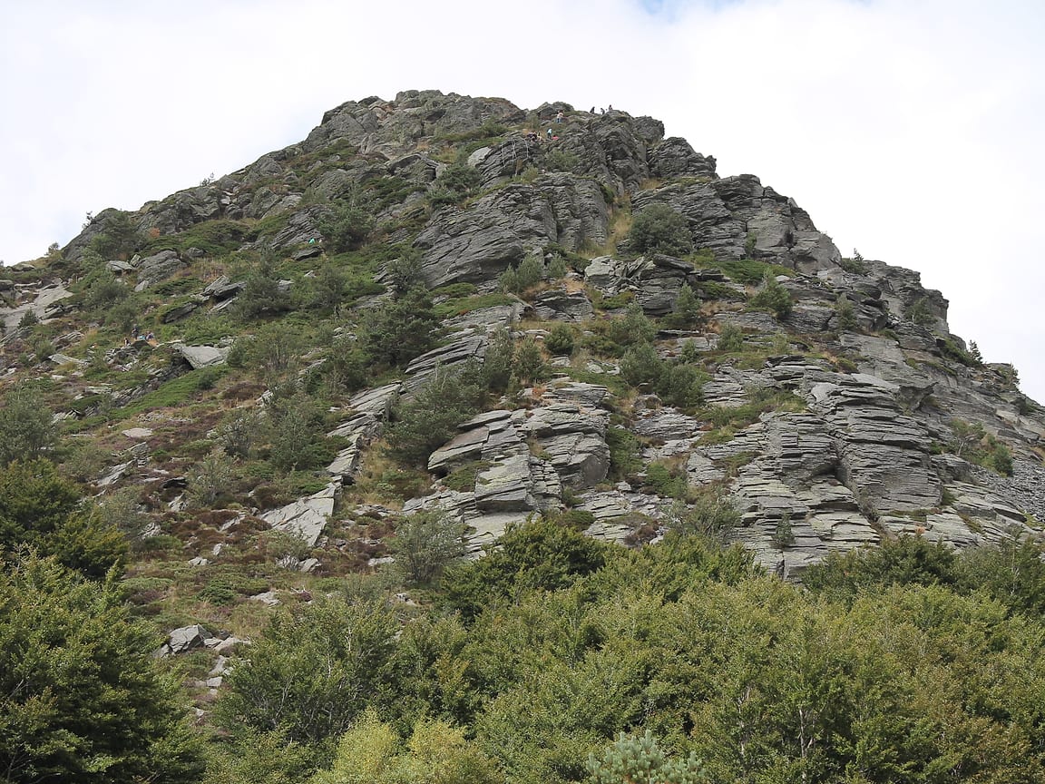 Le dôme rocheux du mont Gerbier-de-Jonc, couvert d'éboulis de phonolite