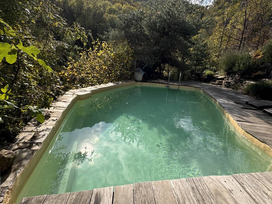 Gros plan sur l'eau turquoise de la piscine