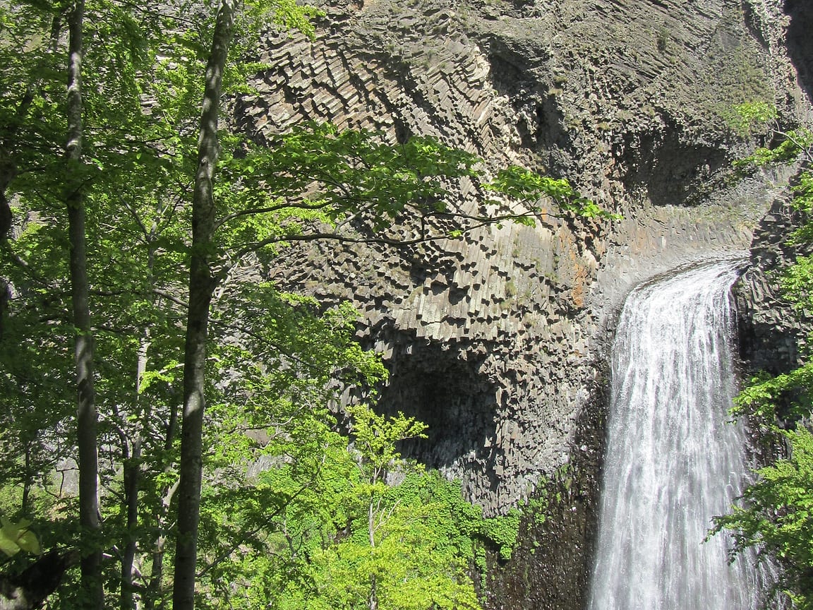 Les colonnes de basalte du Ray-Pic, au bord de la cascade
