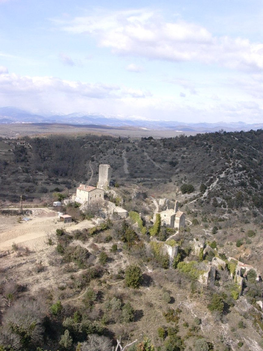 Les ruines du village féodal de Rochecolombe, vues du ciel