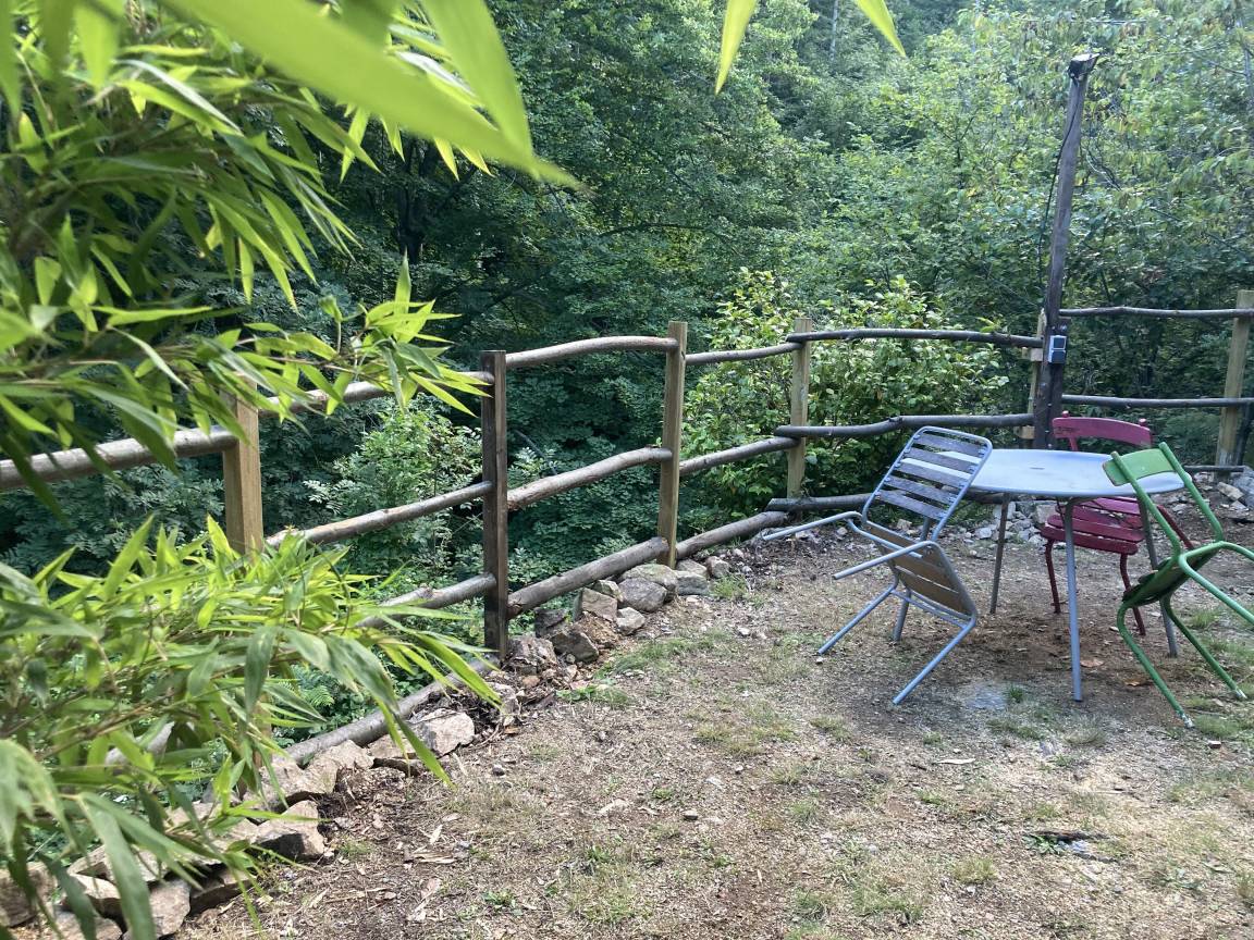 Une terrasse au milieu des bambous, surplombant le ruisseau en gorge