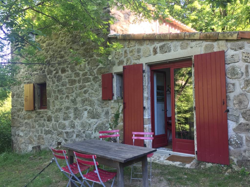 La terrasse arrière de la maison, ouverte sur le verger