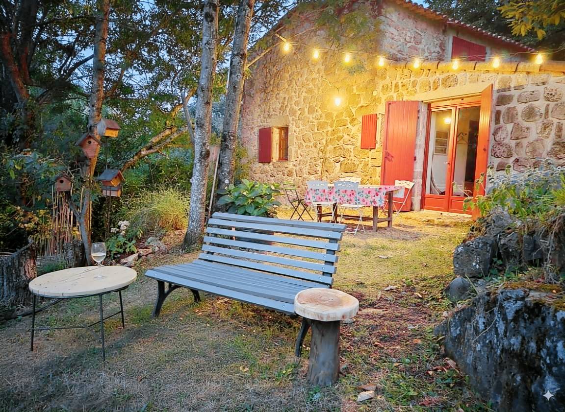 La terrasse éclairée de guirlandes lumineuses à la nuit tombée