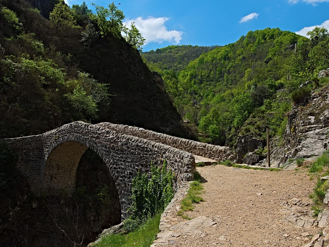 Le pont du Diable, une arche de pierre au-dessus de l'Ardèche, à Thueyts