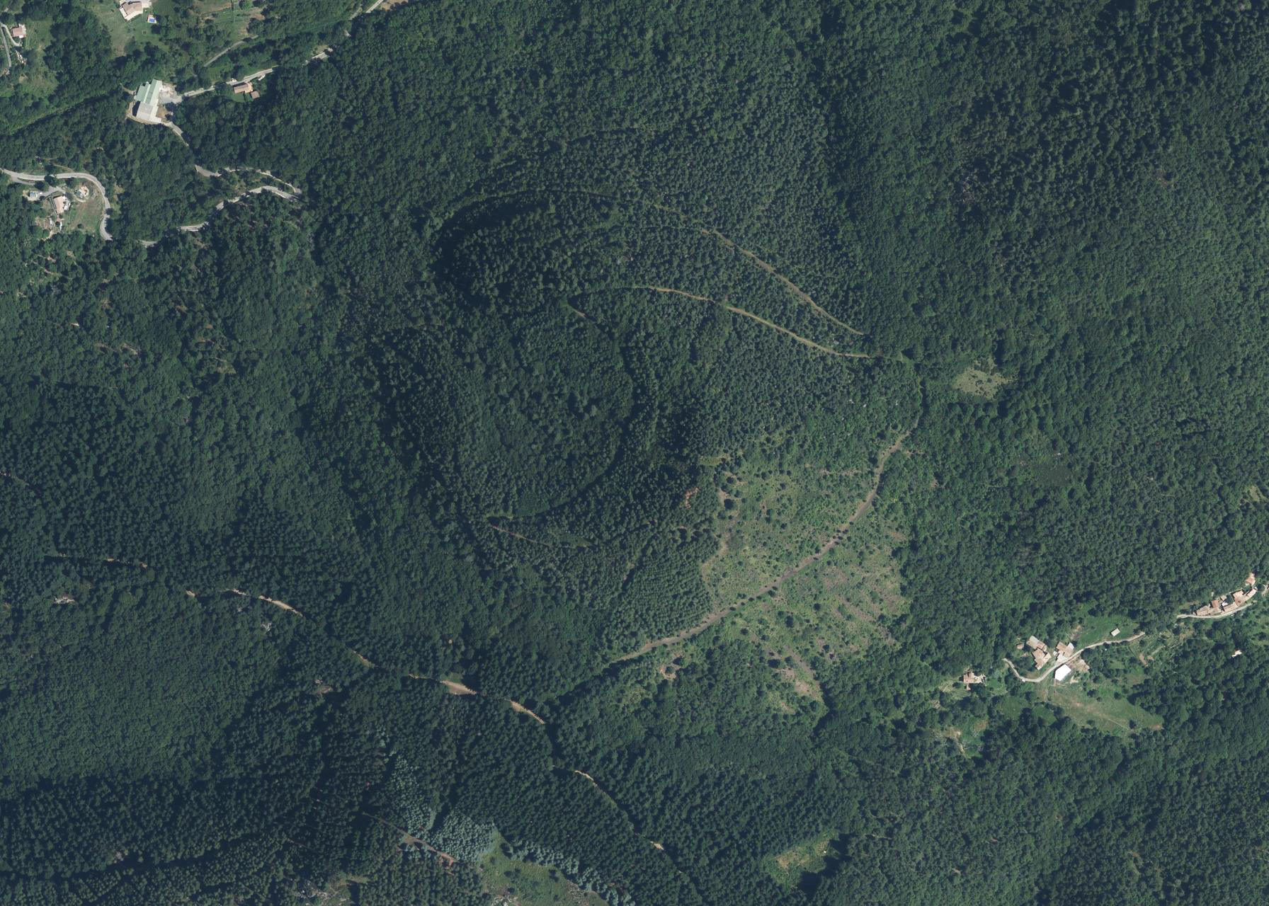 Vue aérienne du cratère boisé de l'ancien volcan d'Aizac